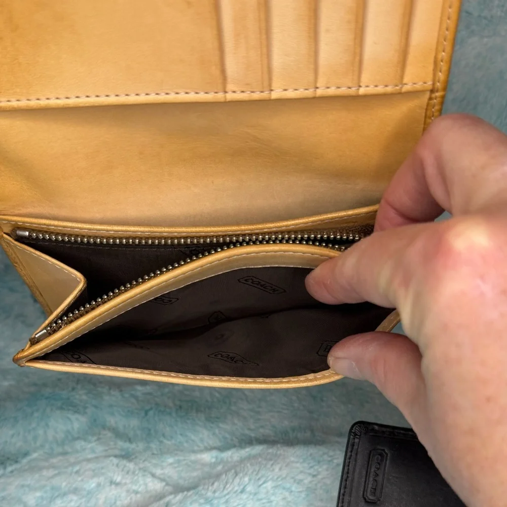 Two (2) Vintage Coach signature Wallets, black & grey and brown & tan 1 dust bag - Picture 7 of 15